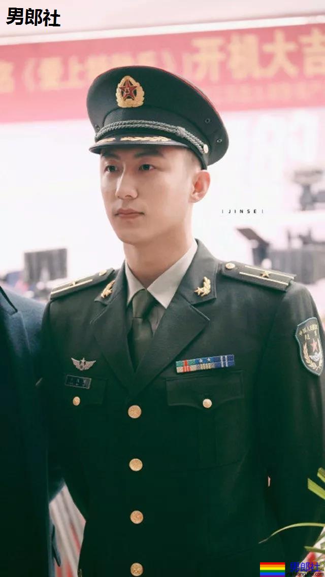 当红炸子鸡男星制服大比拼！黄景瑜李易峰变身兵哥哥，又帅又苏太A啦！-51虹马