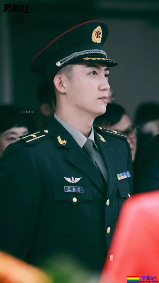 当红炸子鸡男星制服大比拼!黄景瑜李易峰变身兵哥哥,又帅又苏太A啦! - 51虹马 当红炸子鸡男星制服大比拼!黄景瑜李易峰变身兵哥哥,又帅又苏太A啦! - 51虹马