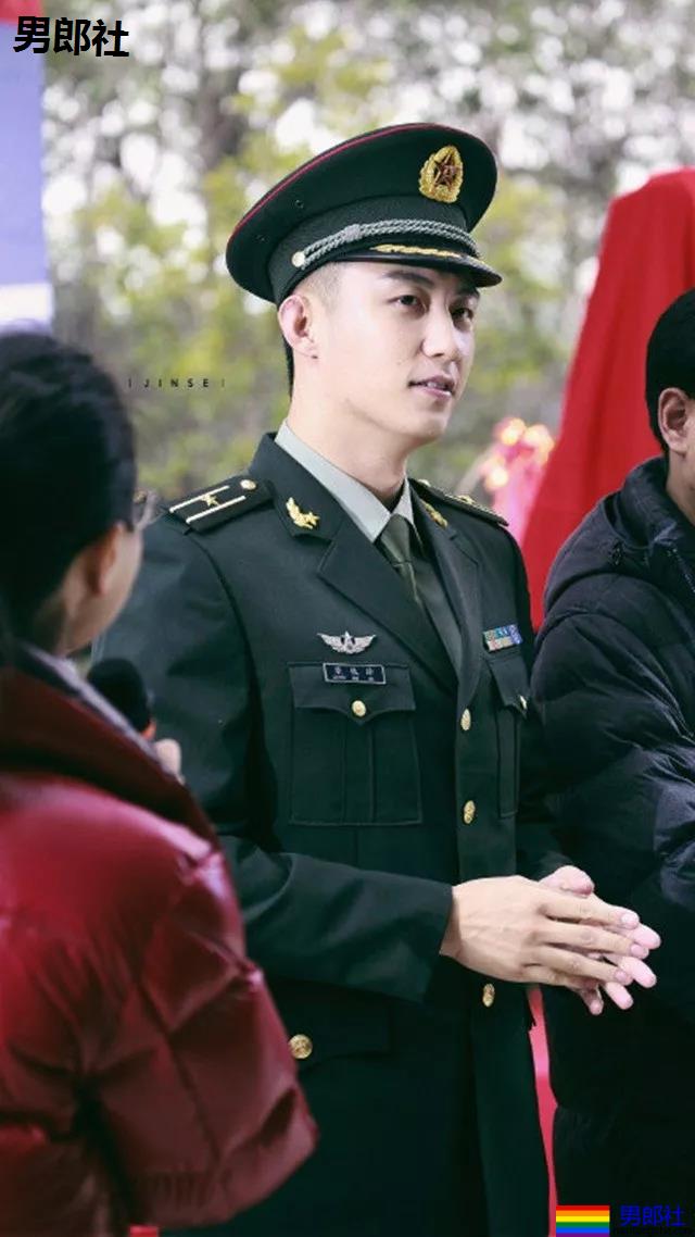 当红炸子鸡男星制服大比拼!黄景瑜李易峰变身兵哥哥,又帅又苏太A啦! - 51虹马 当红炸子鸡男星制服大比拼!黄景瑜李易峰变身兵哥哥,又帅又苏太A啦! - 51虹马