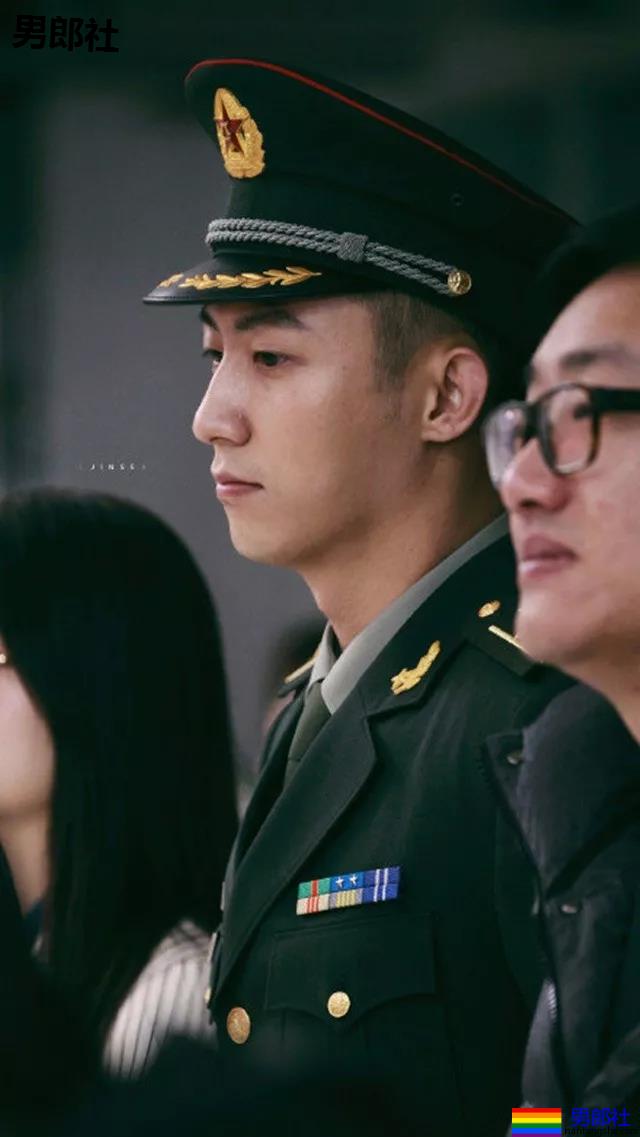 当红炸子鸡男星制服大比拼!黄景瑜李易峰变身兵哥哥,又帅又苏太A啦! - 51虹马 当红炸子鸡男星制服大比拼!黄景瑜李易峰变身兵哥哥,又帅又苏太A啦! - 51虹马