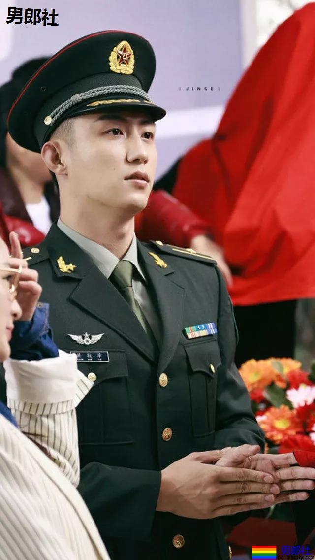 当红炸子鸡男星制服大比拼!黄景瑜李易峰变身兵哥哥,又帅又苏太A啦! - 51虹马 当红炸子鸡男星制服大比拼!黄景瑜李易峰变身兵哥哥,又帅又苏太A啦! - 51虹马