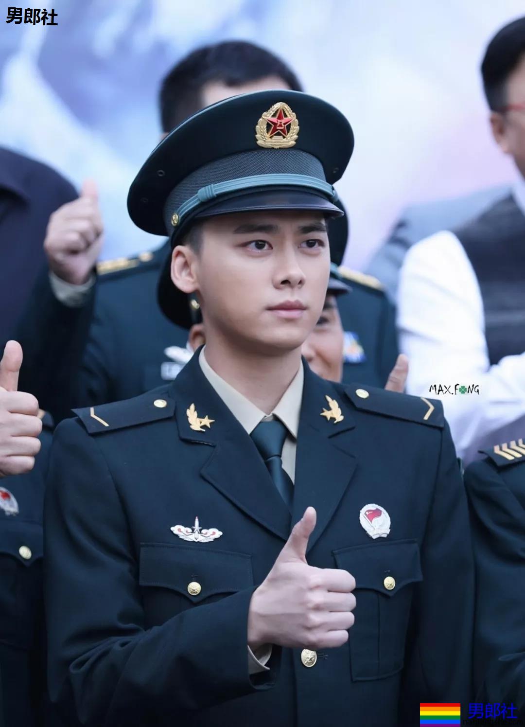 当红炸子鸡男星制服大比拼!黄景瑜李易峰变身兵哥哥,又帅又苏太A啦! - 51虹马 当红炸子鸡男星制服大比拼!黄景瑜李易峰变身兵哥哥,又帅又苏太A啦! - 51虹马