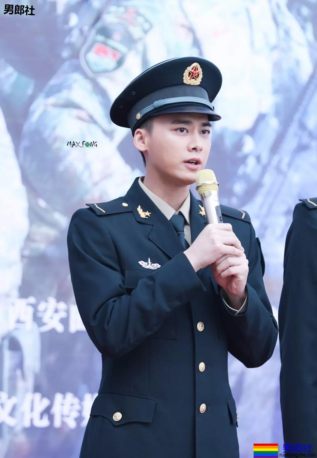 当红炸子鸡男星制服大比拼!黄景瑜李易峰变身兵哥哥,又帅又苏太A啦! - 51虹马 当红炸子鸡男星制服大比拼!黄景瑜李易峰变身兵哥哥,又帅又苏太A啦! - 51虹马