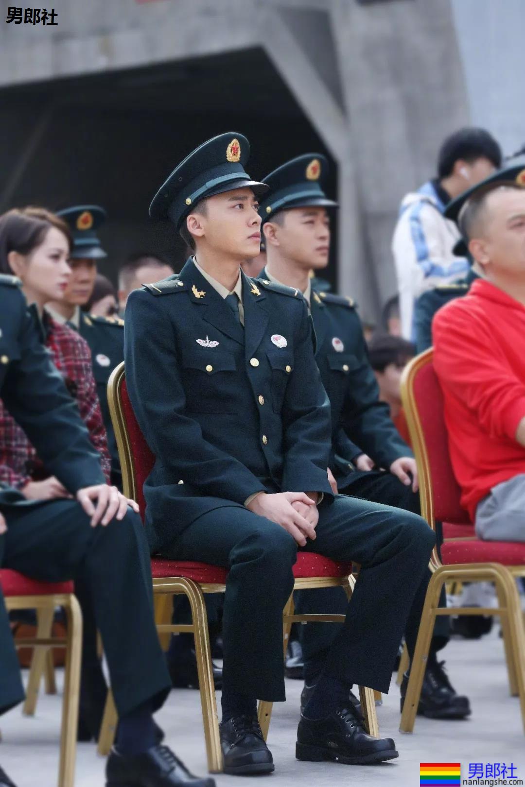 当红炸子鸡男星制服大比拼!黄景瑜李易峰变身兵哥哥,又帅又苏太A啦! - 51虹马 当红炸子鸡男星制服大比拼!黄景瑜李易峰变身兵哥哥,又帅又苏太A啦! - 51虹马