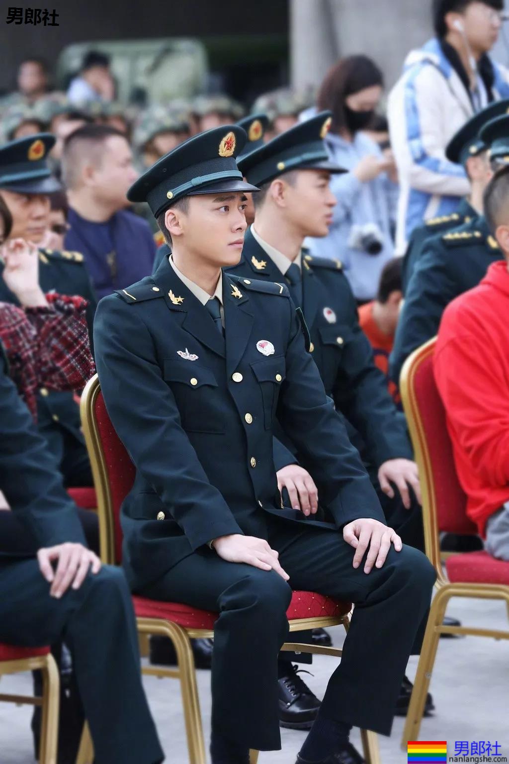 当红炸子鸡男星制服大比拼!黄景瑜李易峰变身兵哥哥,又帅又苏太A啦! - 51虹马 当红炸子鸡男星制服大比拼!黄景瑜李易峰变身兵哥哥,又帅又苏太A啦! - 51虹马