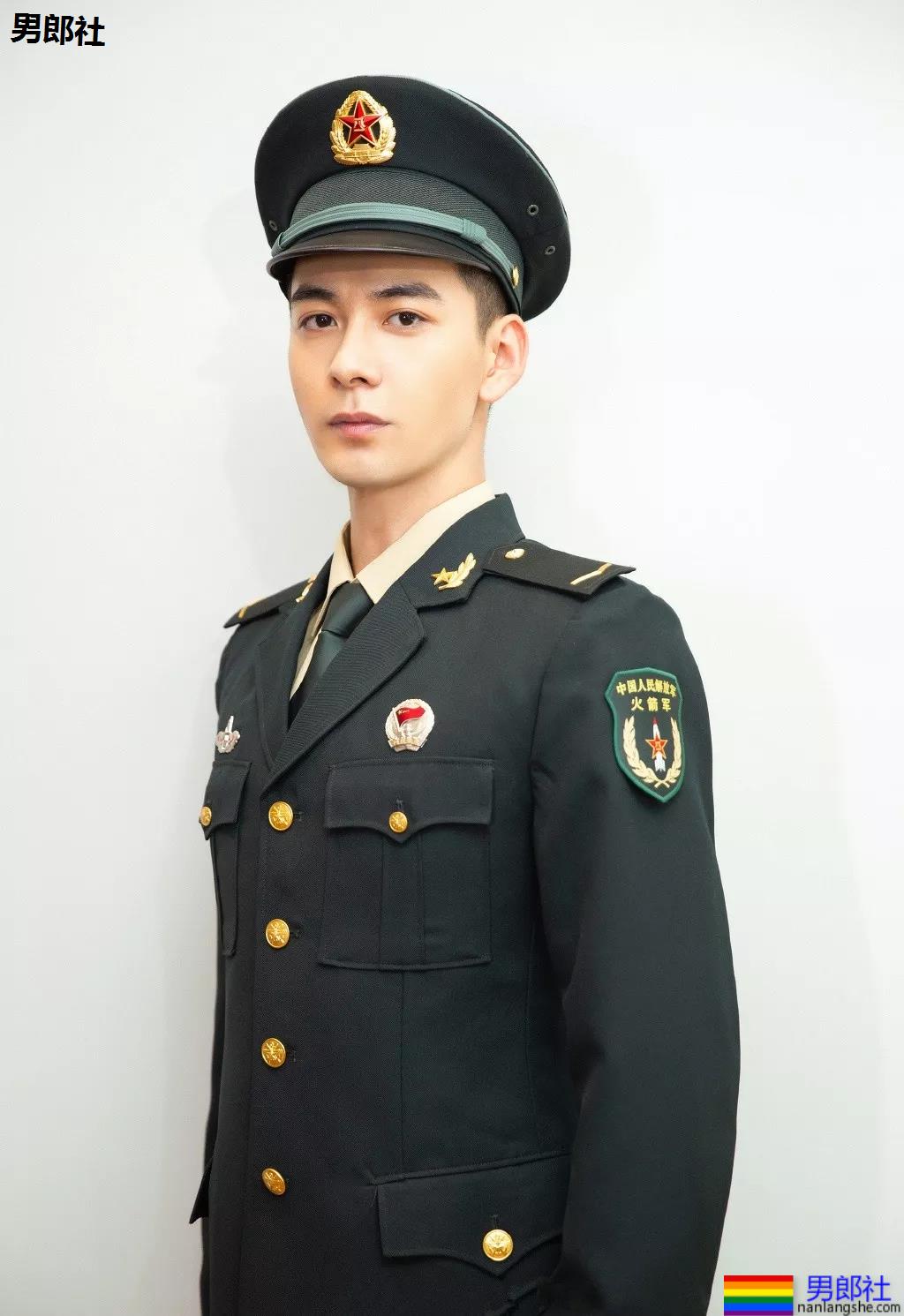 当红炸子鸡男星制服大比拼!黄景瑜李易峰变身兵哥哥,又帅又苏太A啦! - 51虹马 当红炸子鸡男星制服大比拼!黄景瑜李易峰变身兵哥哥,又帅又苏太A啦! - 51虹马