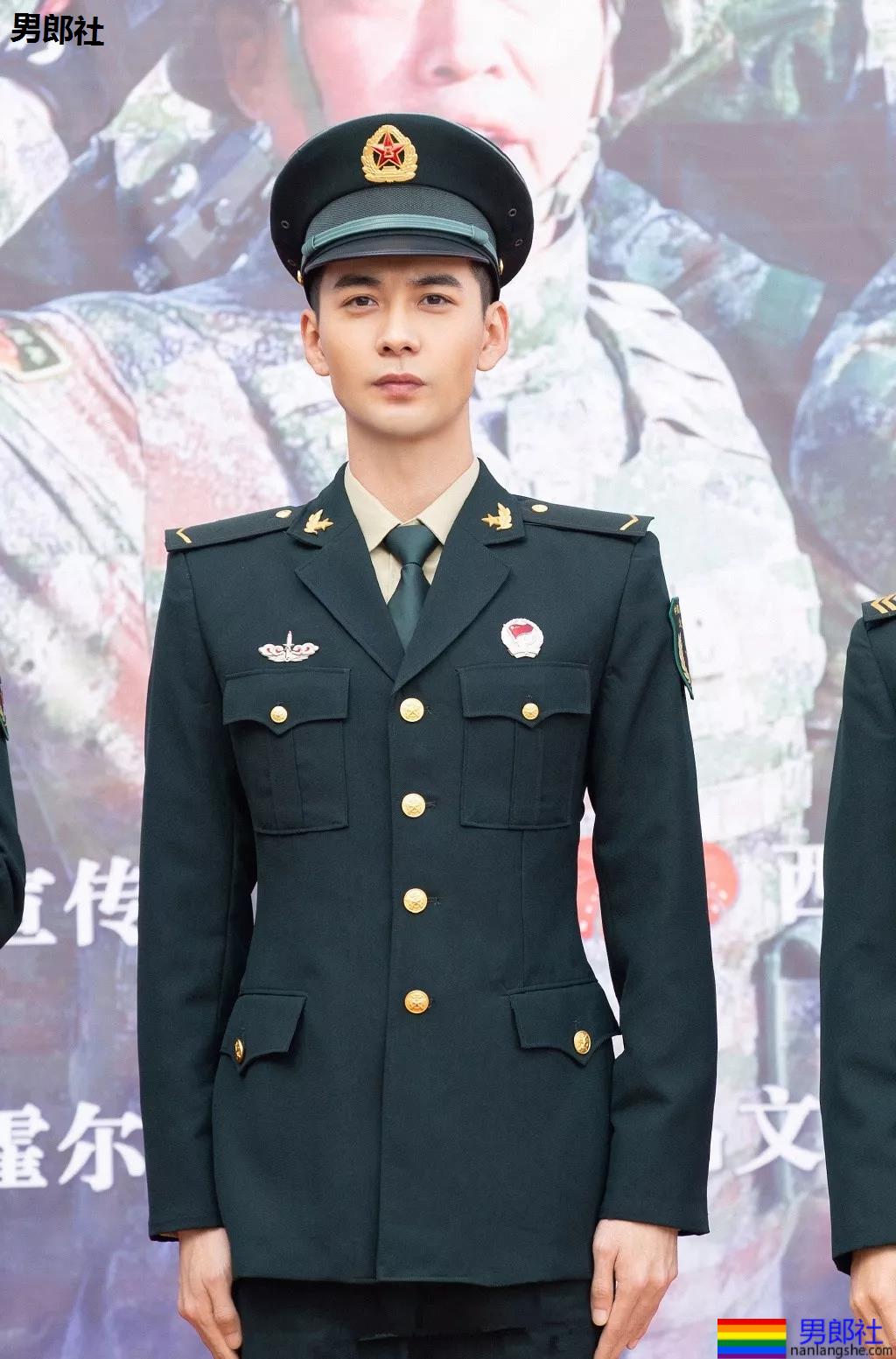 当红炸子鸡男星制服大比拼!黄景瑜李易峰变身兵哥哥,又帅又苏太A啦! - 51虹马 当红炸子鸡男星制服大比拼!黄景瑜李易峰变身兵哥哥,又帅又苏太A啦! - 51虹马