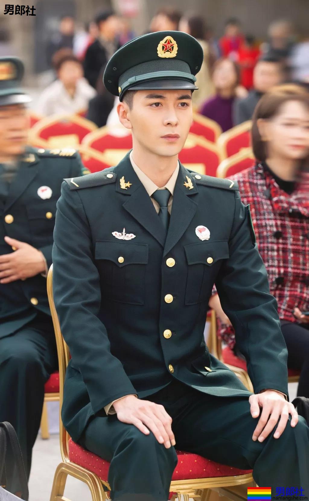 当红炸子鸡男星制服大比拼!黄景瑜李易峰变身兵哥哥,又帅又苏太A啦! - 51虹马 当红炸子鸡男星制服大比拼!黄景瑜李易峰变身兵哥哥,又帅又苏太A啦! - 51虹马