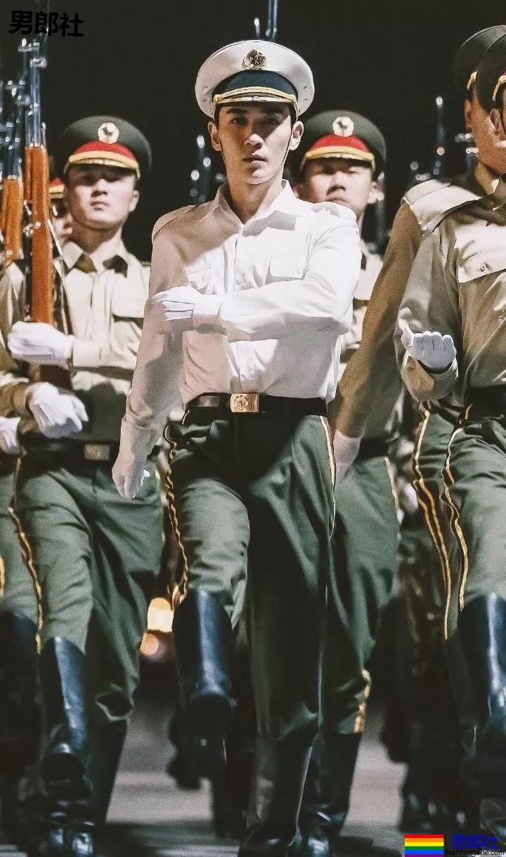 当红炸子鸡男星制服大比拼!黄景瑜李易峰变身兵哥哥,又帅又苏太A啦! - 51虹马 当红炸子鸡男星制服大比拼!黄景瑜李易峰变身兵哥哥,又帅又苏太A啦! - 51虹马