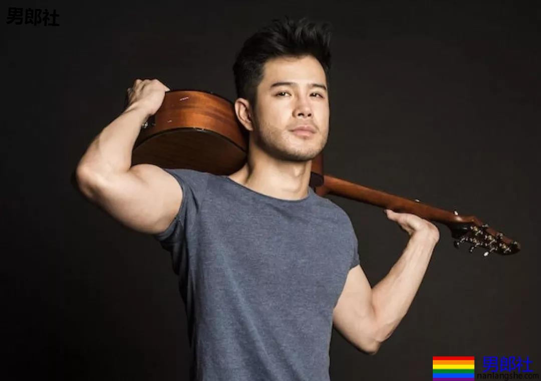 男歌手因为是gay被公司解约，新歌MV与男子甜蜜牵手 - 51虹马