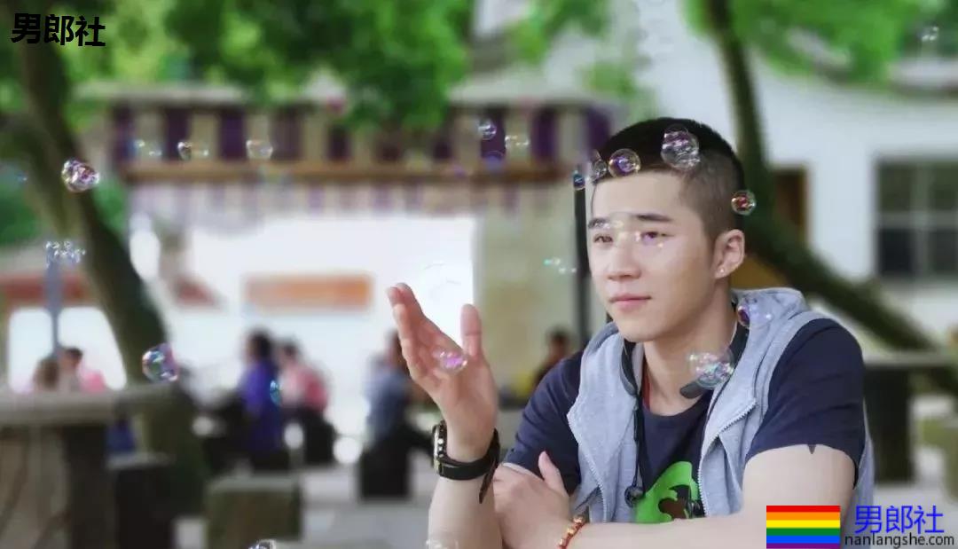 浴室里的裸体打桩机男孩儿，正点耶！ - 51虹马