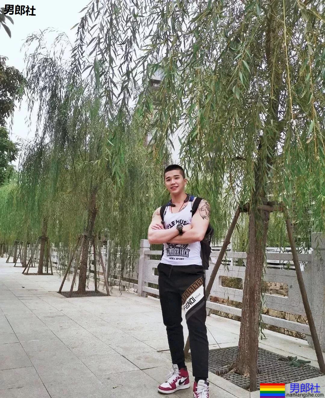 浴室里的裸体打桩机男孩儿，正点耶！ - 51虹马