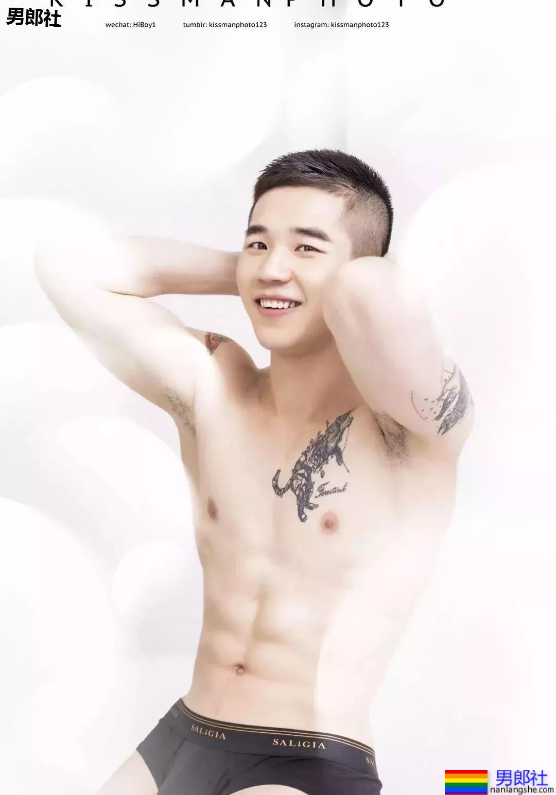 浴室里的裸体打桩机男孩儿，正点耶！ - 51虹马