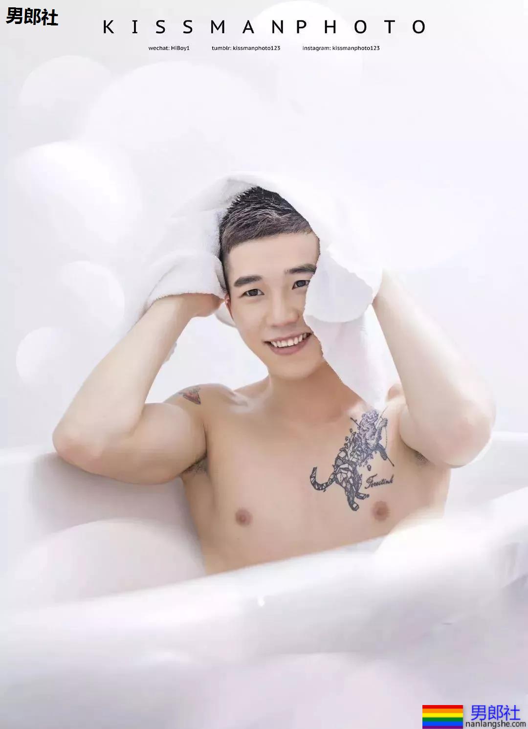 浴室里的裸体打桩机男孩儿，正点耶！ - 51虹马