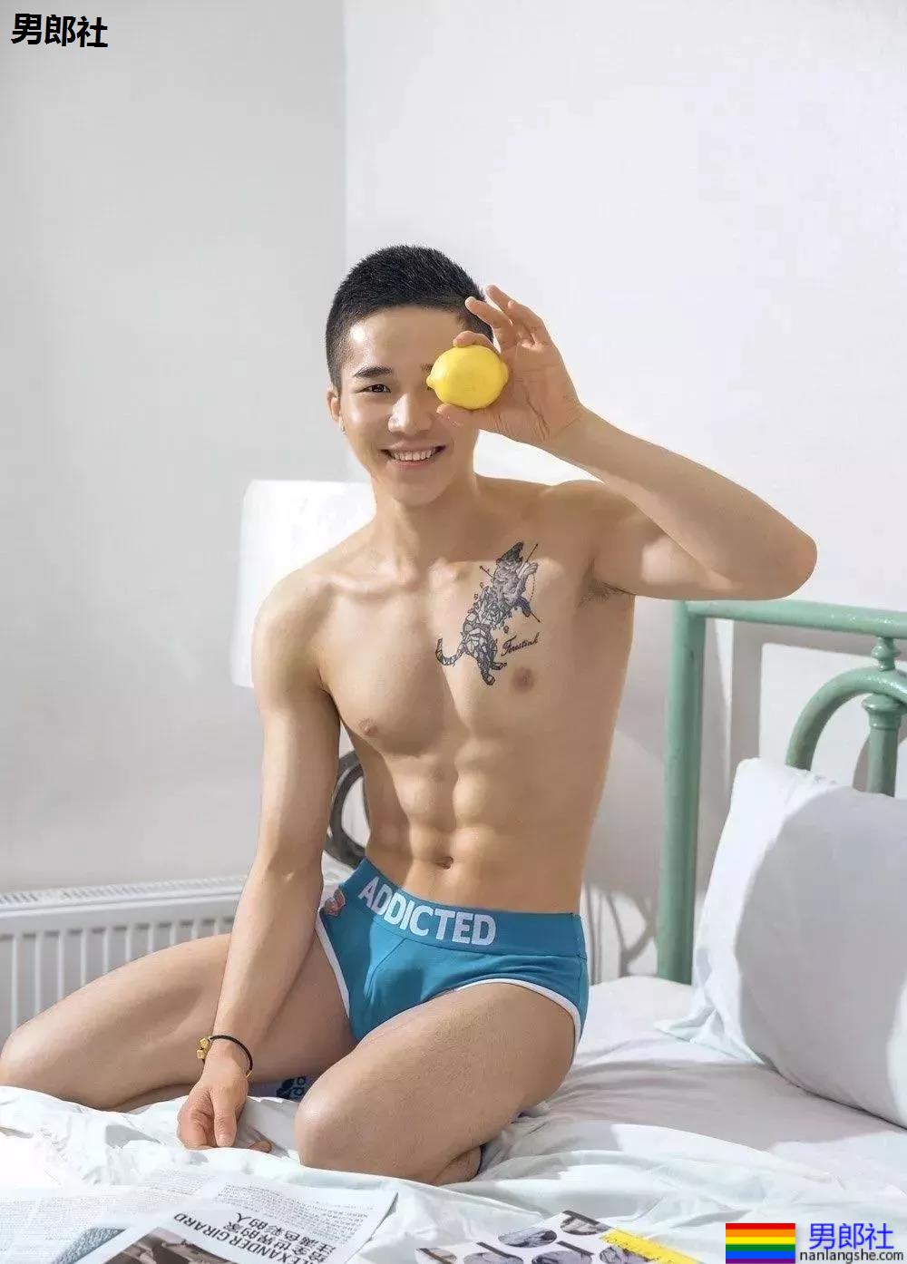 浴室里的裸体打桩机男孩儿，正点耶！ - 51虹马