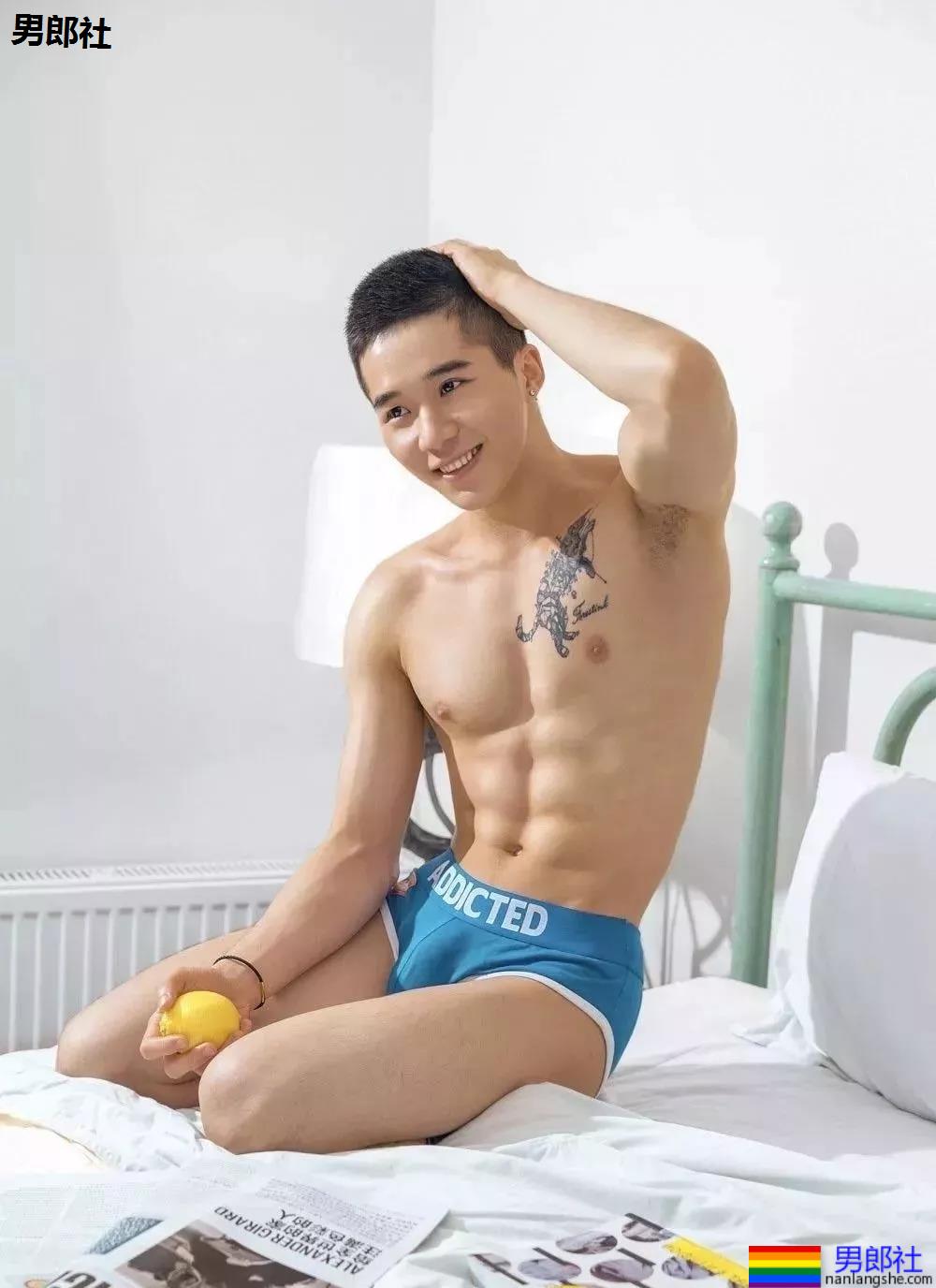 浴室里的裸体打桩机男孩儿，正点耶！ - 51虹马