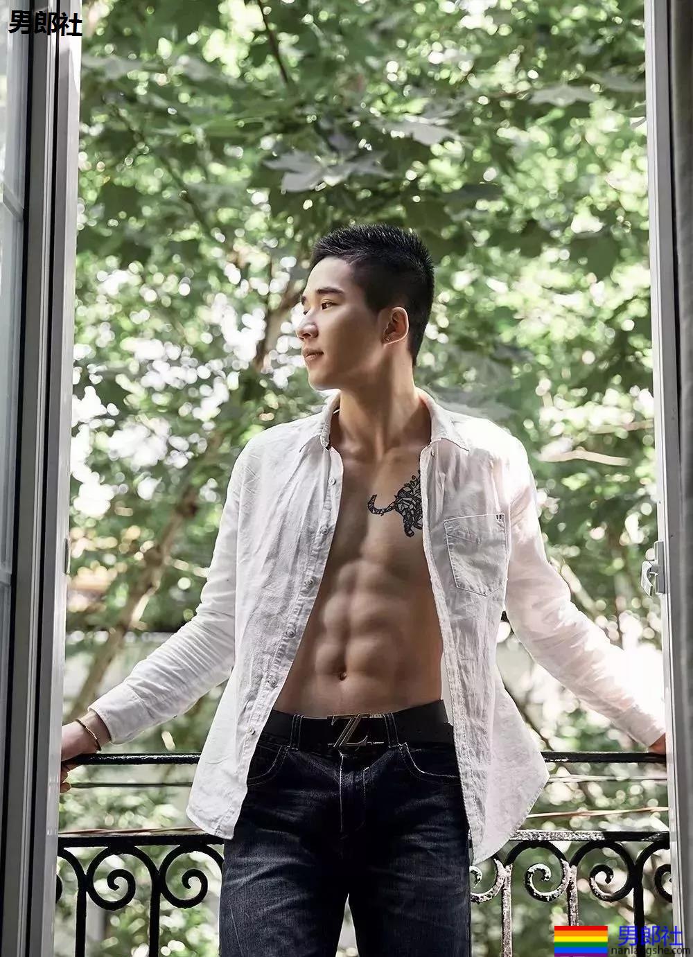 浴室里的裸体打桩机男孩儿，正点耶！ - 51虹马