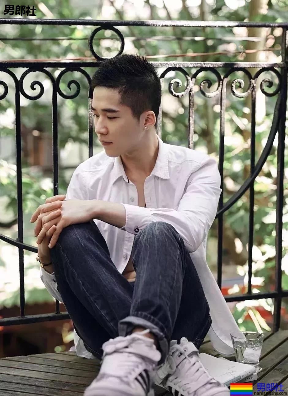 浴室里的裸体打桩机男孩儿，正点耶！ - 51虹马