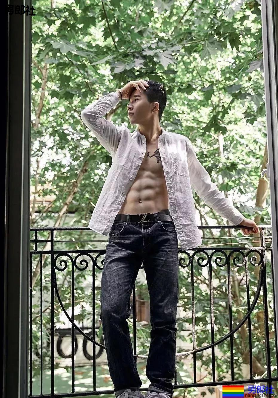 浴室里的裸体打桩机男孩儿，正点耶！ - 51虹马