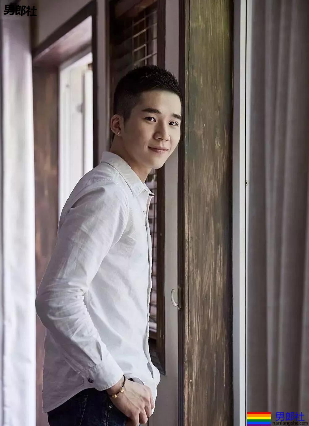 浴室里的裸体打桩机男孩儿，正点耶！ - 51虹马