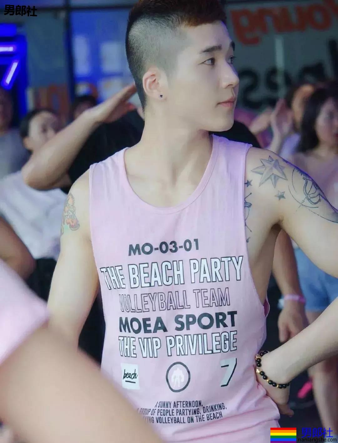 浴室里的裸体打桩机男孩儿，正点耶！ - 51虹马