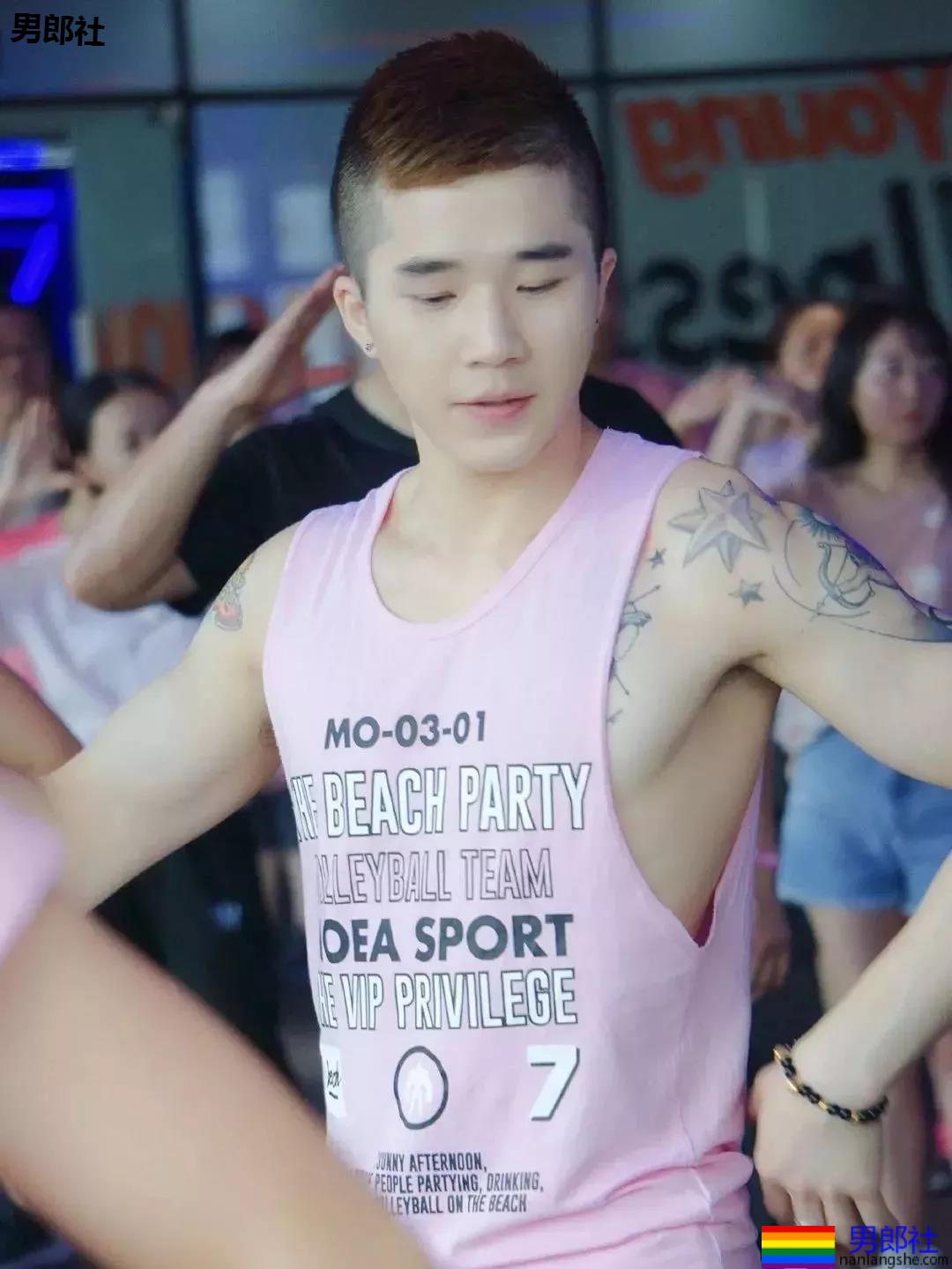 浴室里的裸体打桩机男孩儿，正点耶！ - 51虹马