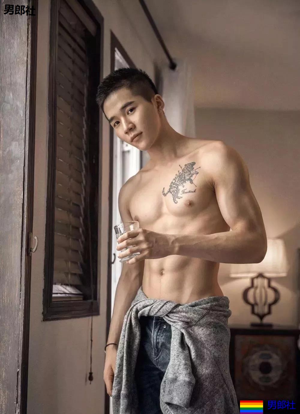 浴室里的裸体打桩机男孩儿，正点耶！ - 51虹马