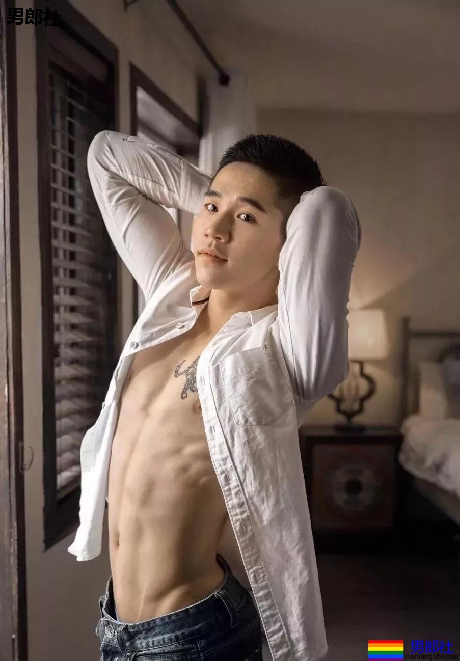 浴室里的裸体打桩机男孩儿，正点耶！ - 51虹马