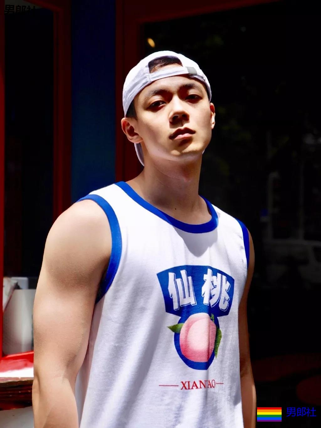 寸头痞帅网红博主短裤照遭盯档，奶白腹肌太A了！ - 51虹马