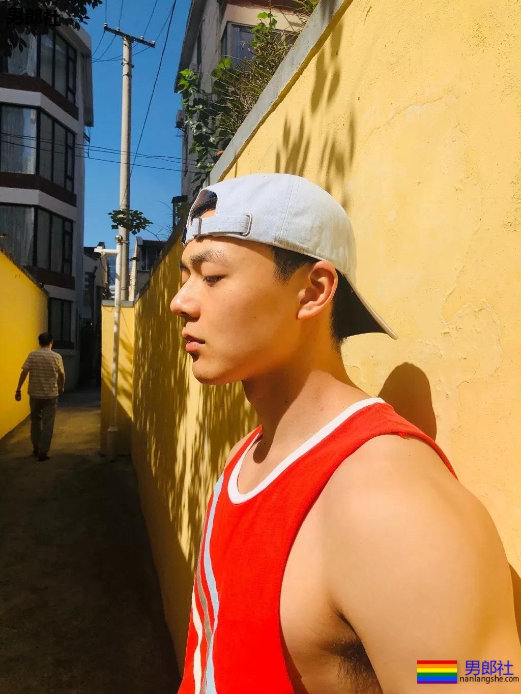 寸头痞帅网红博主短裤照遭盯档，奶白腹肌太A了！ - 51虹马