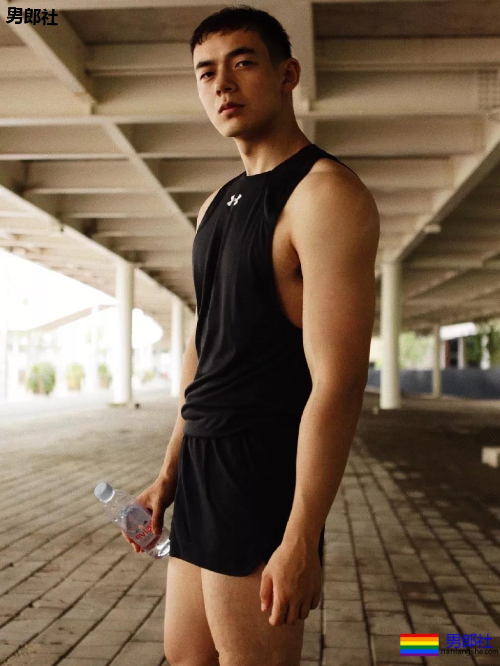 寸头痞帅网红博主短裤照遭盯档，奶白腹肌太A了！ - 51虹马