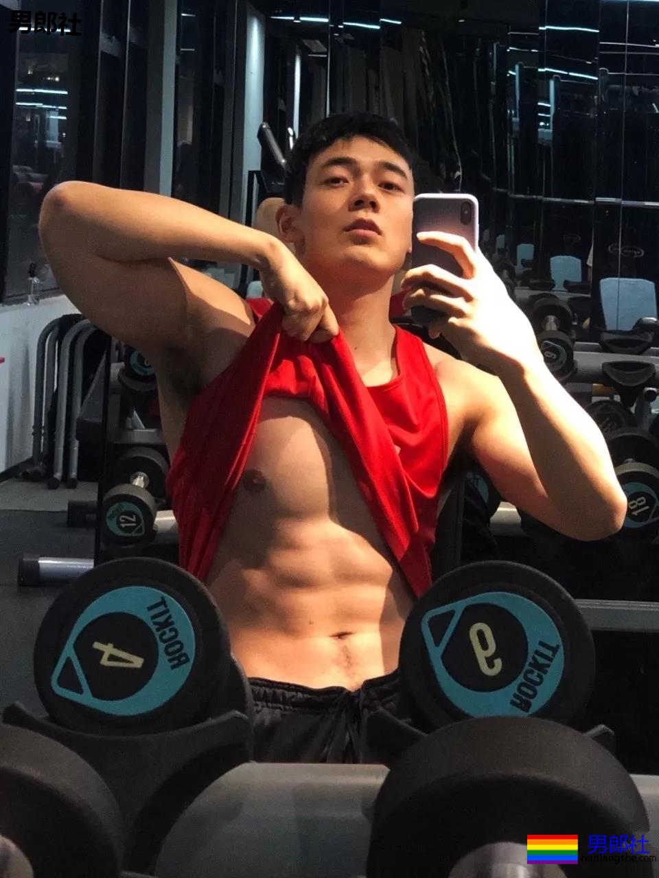 寸头痞帅网红博主短裤照遭盯档，奶白腹肌太A了！ - 51虹马