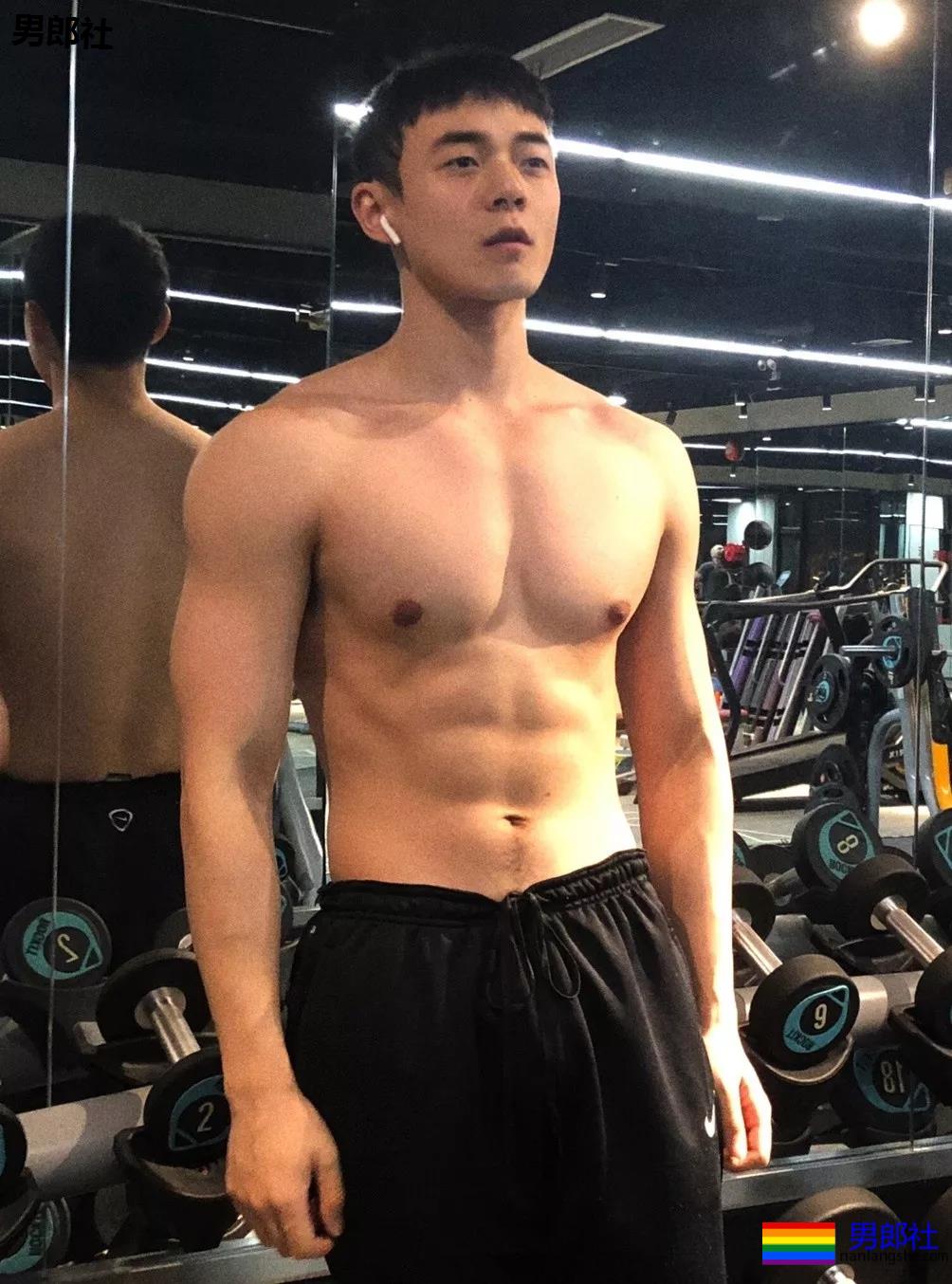 寸头痞帅网红博主短裤照遭盯档，奶白腹肌太A了！ - 51虹马