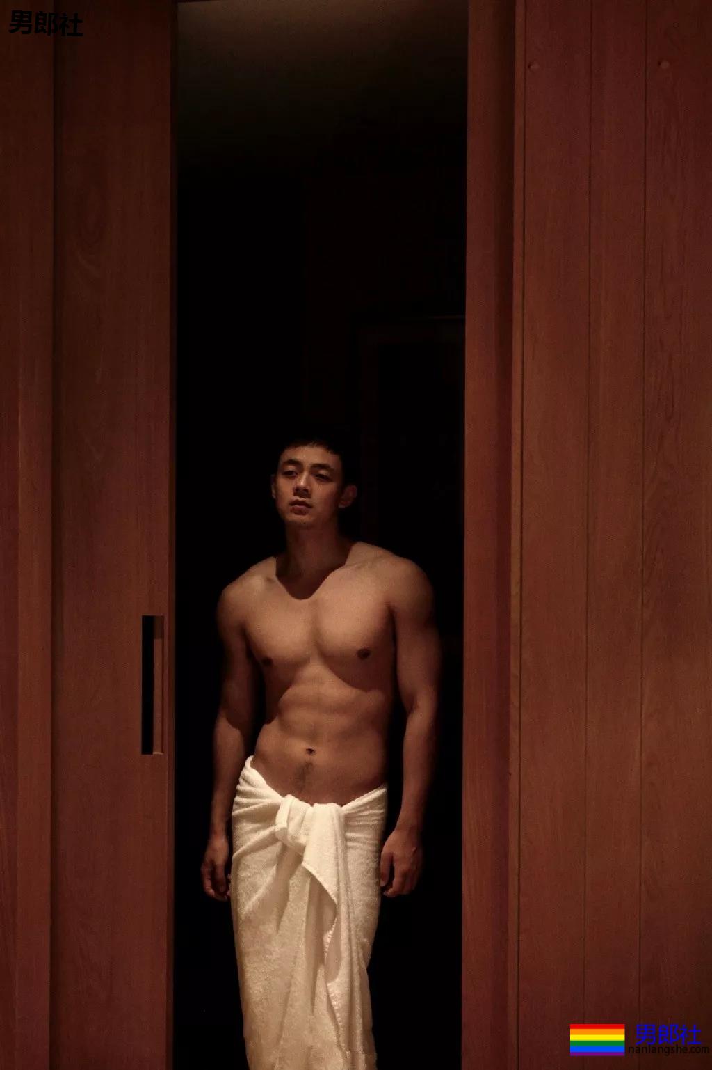 寸头痞帅网红博主短裤照遭盯档，奶白腹肌太A了！ - 51虹马