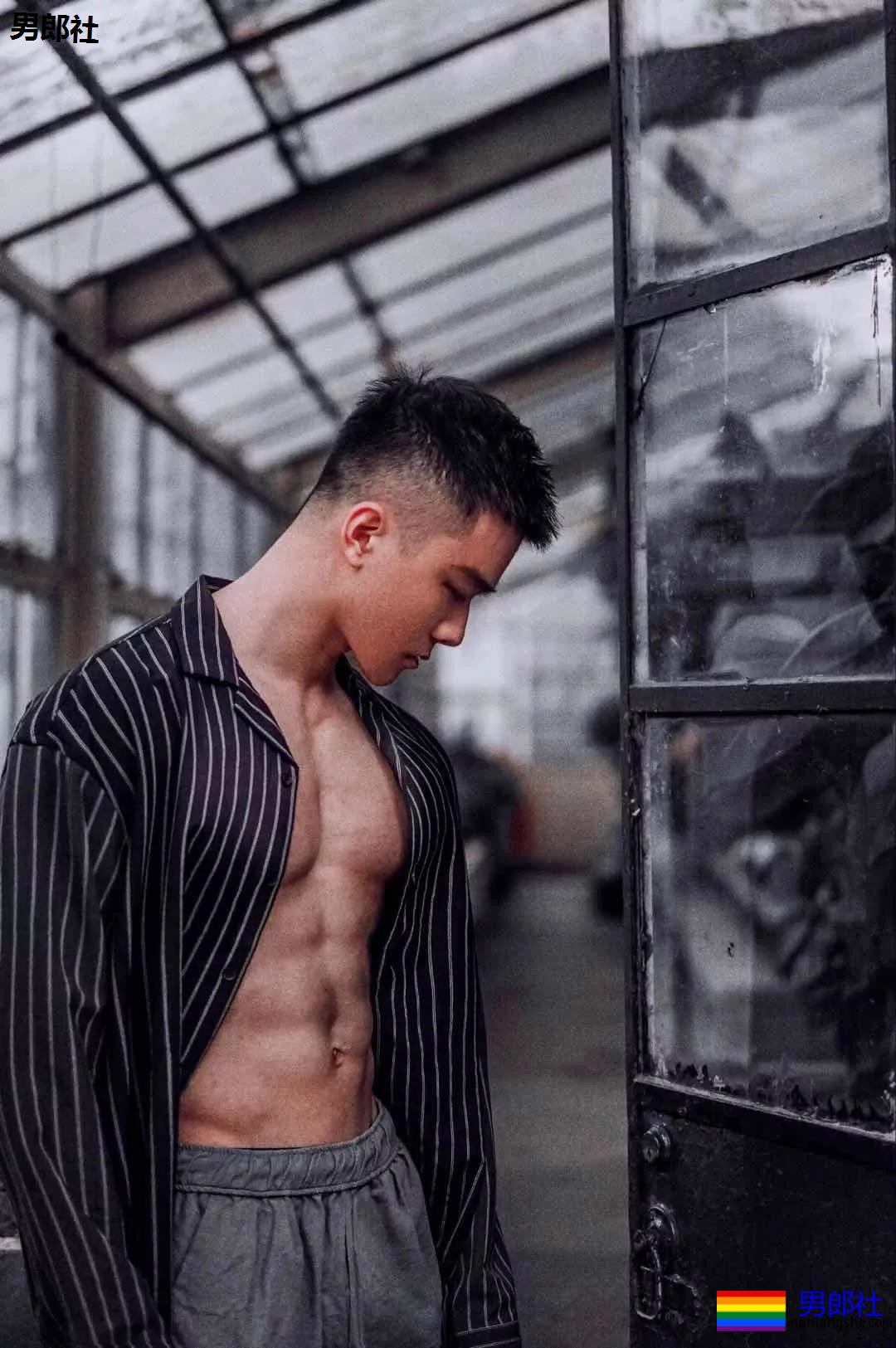 让人流口水的肌肉男孩儿 - 51虹马