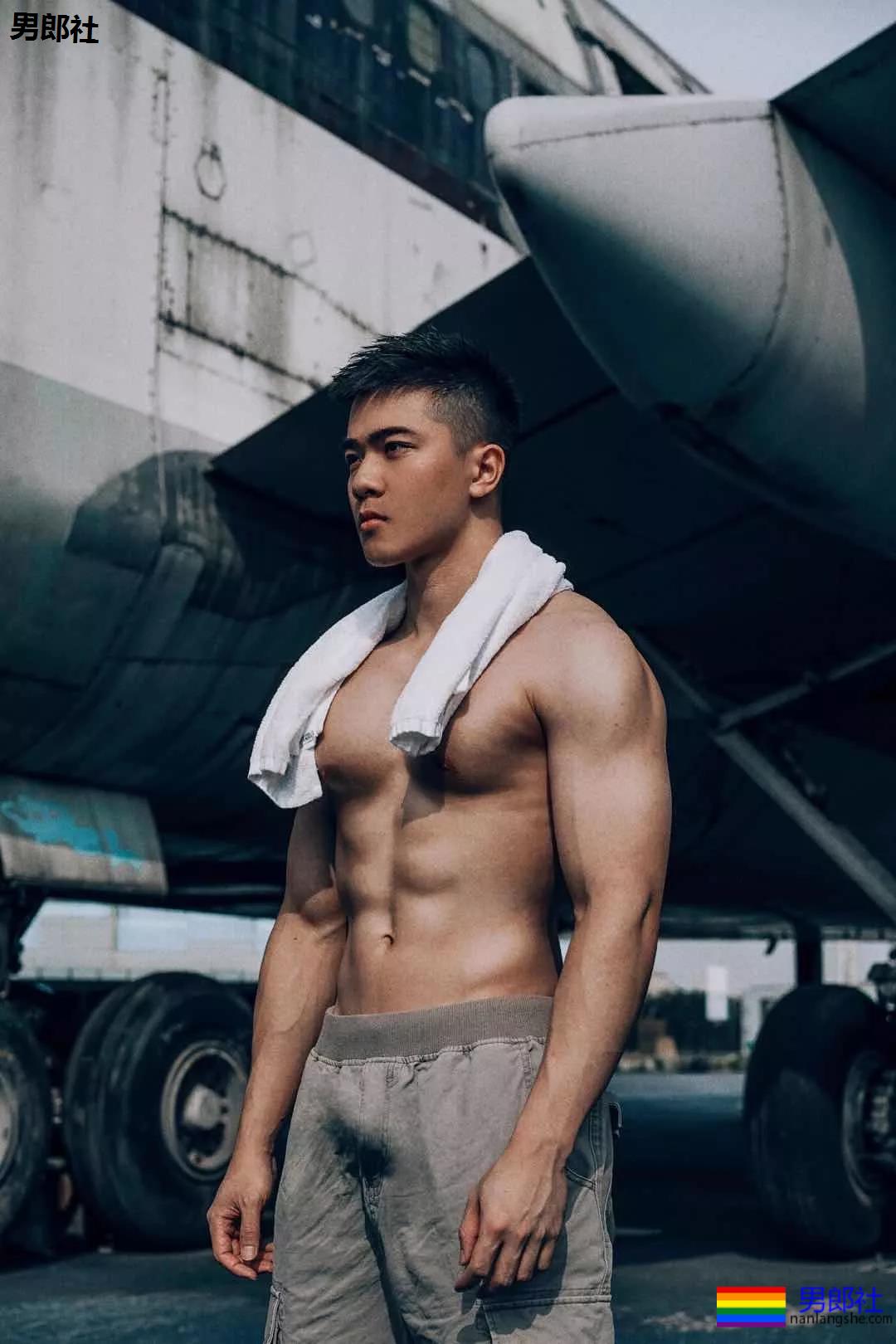 让人流口水的肌肉男孩儿 - 51虹马