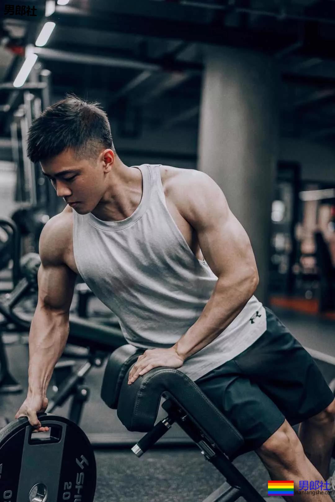 让人流口水的肌肉男孩儿 - 51虹马