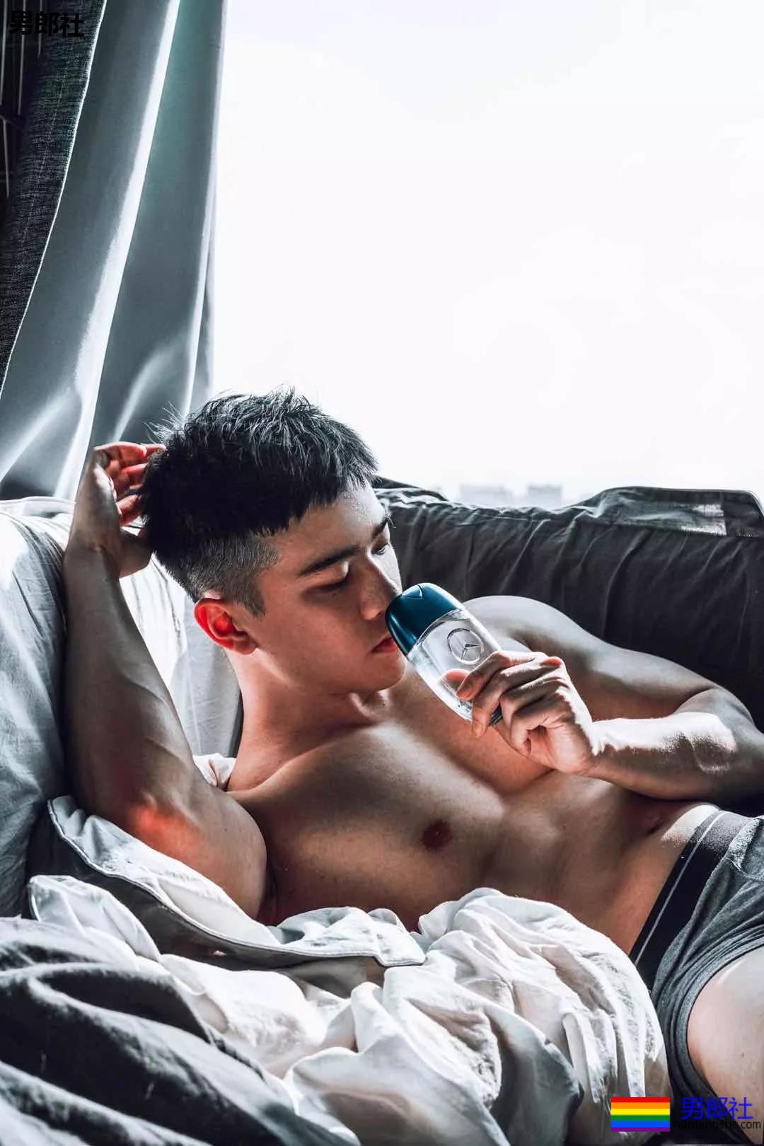 让人流口水的肌肉男孩儿 - 51虹马