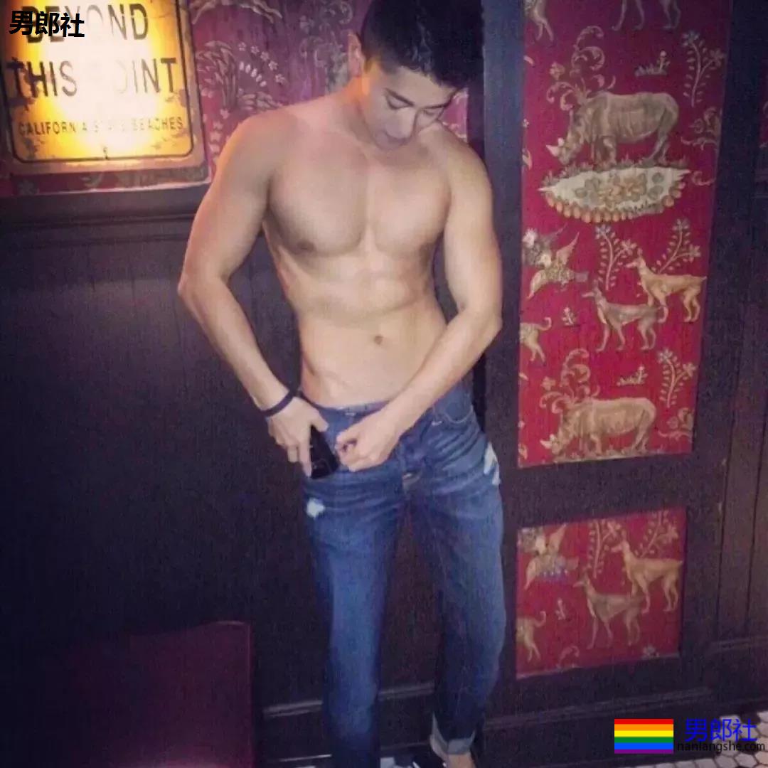 国民校草变翘屁嫩男!大胸肌小狼狗上演制服play,一睹为快! - 51虹马 国民校草变翘屁嫩男!大胸肌小狼狗上演制服play,一睹为快! - 51虹马