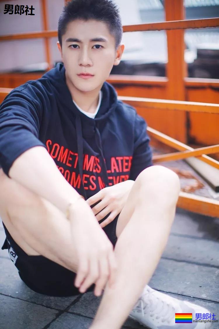 国民校草变翘屁嫩男!大胸肌小狼狗上演制服play,一睹为快! - 51虹马 国民校草变翘屁嫩男!大胸肌小狼狗上演制服play,一睹为快! - 51虹马