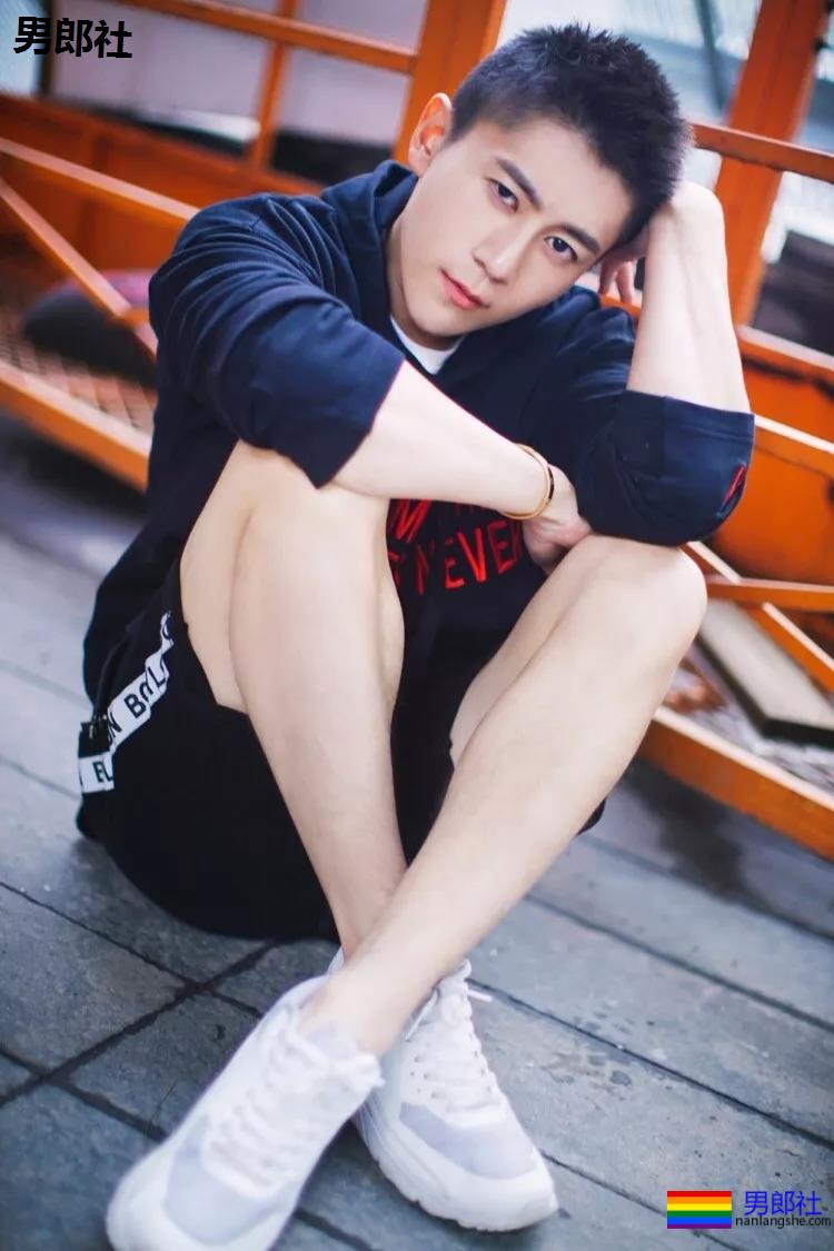 国民校草变翘屁嫩男!大胸肌小狼狗上演制服play,一睹为快! - 51虹马 国民校草变翘屁嫩男!大胸肌小狼狗上演制服play,一睹为快! - 51虹马