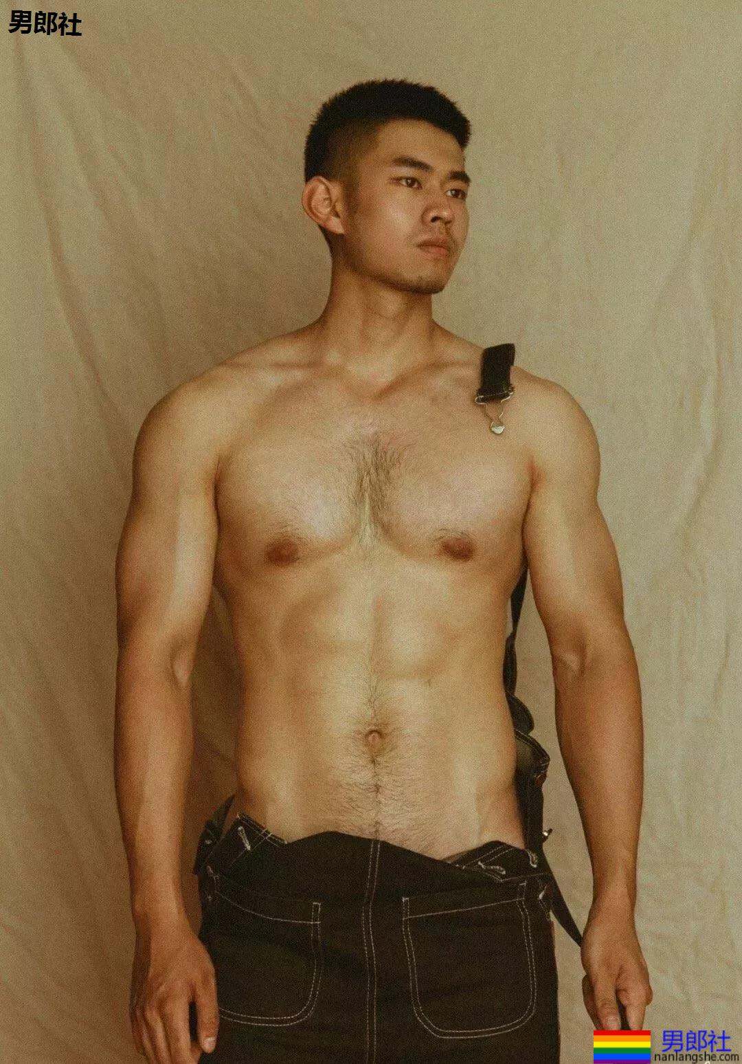 林丹居然拍这样让人躁动的小片片？！的旺盛的毛发让我吞了一大口...... - 51虹马