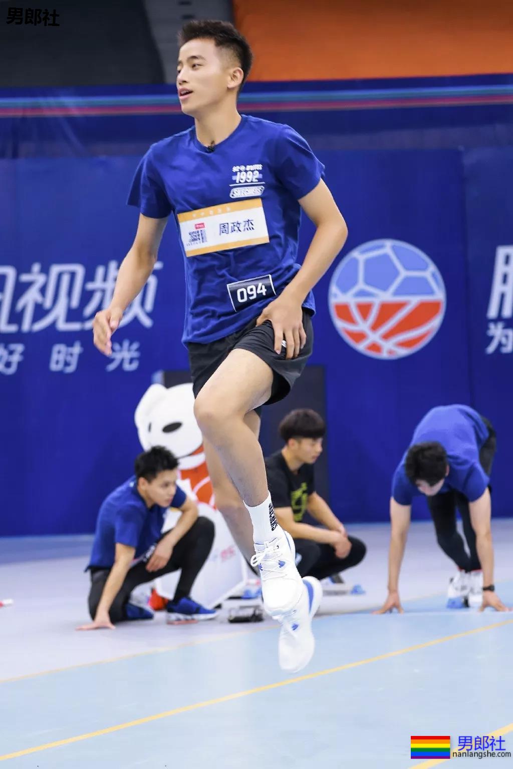 发堉又钢又A的寸头肌肉小狼狗，竟睡过这么多鲜肉明星！ - 51虹马