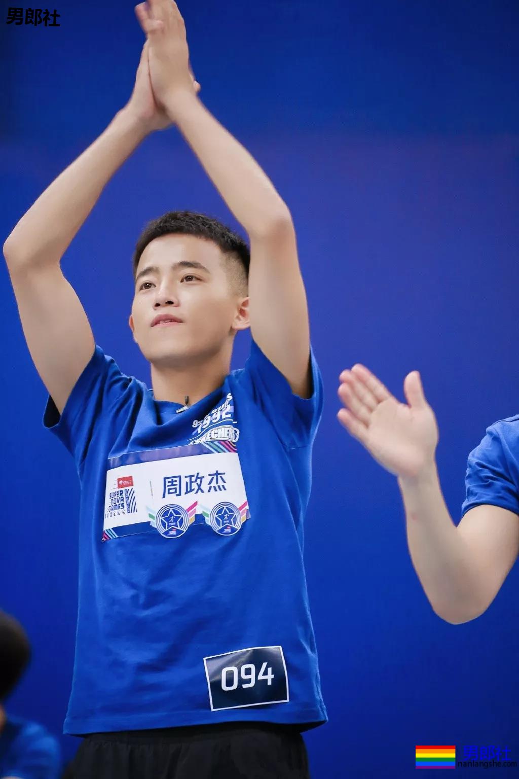 发堉又钢又A的寸头肌肉小狼狗，竟睡过这么多鲜肉明星！ - 51虹马