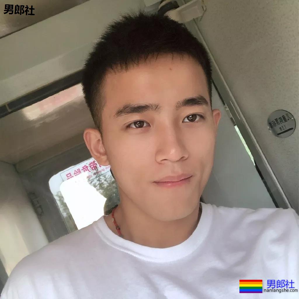 发堉又钢又A的寸头肌肉小狼狗，竟睡过这么多鲜肉明星！ - 51虹马