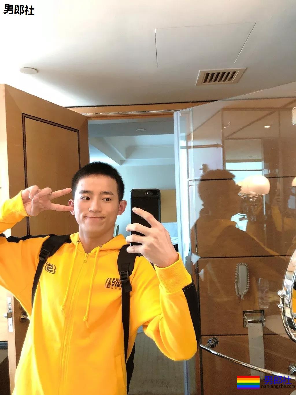 发堉又钢又A的寸头肌肉小狼狗，竟睡过这么多鲜肉明星！ - 51虹马