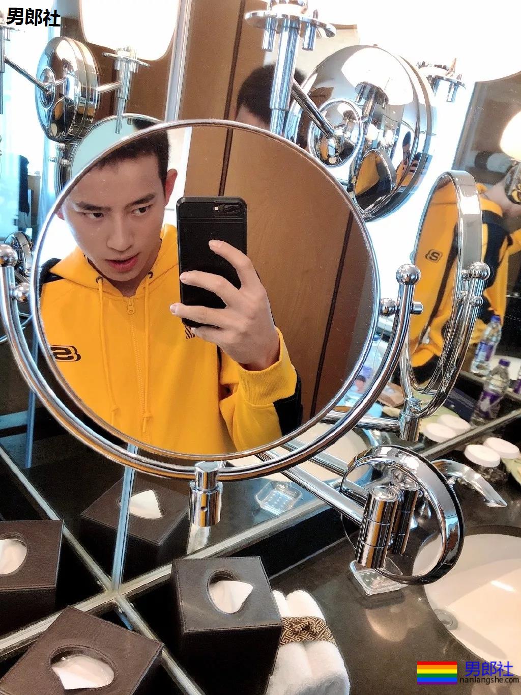 发堉又钢又A的寸头肌肉小狼狗，竟睡过这么多鲜肉明星！ - 51虹马