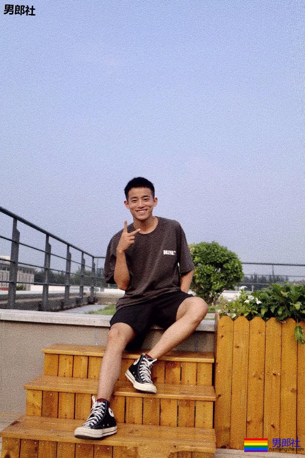 发堉又钢又A的寸头肌肉小狼狗，竟睡过这么多鲜肉明星！ - 51虹马