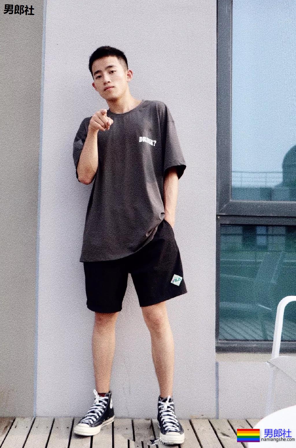 发堉又钢又A的寸头肌肉小狼狗，竟睡过这么多鲜肉明星！ - 51虹马