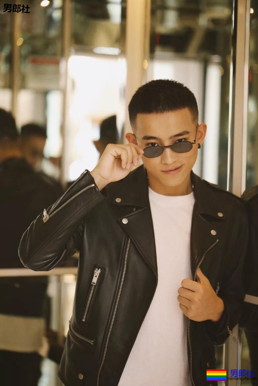 发堉又钢又A的寸头肌肉小狼狗，竟睡过这么多鲜肉明星！ - 51虹马